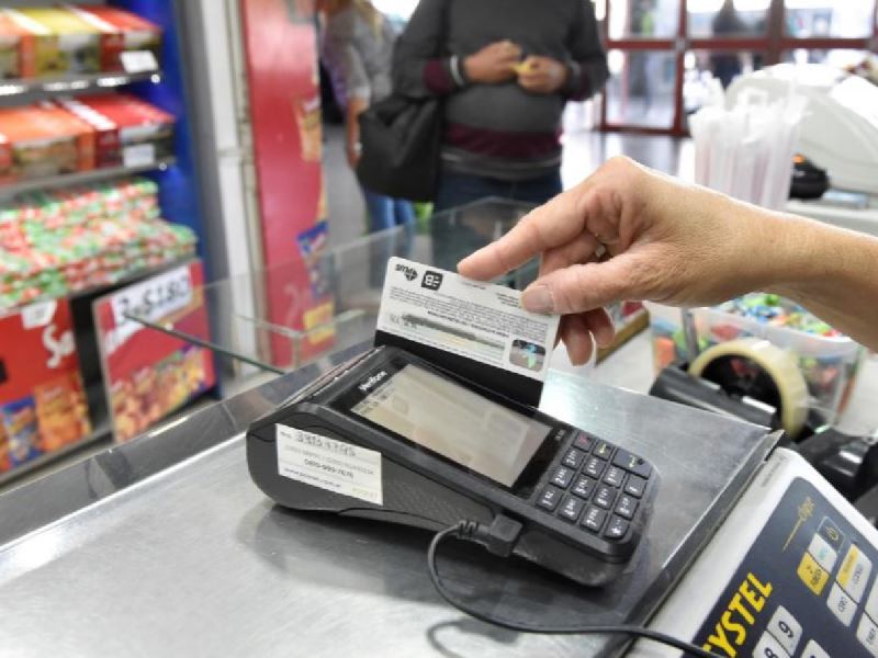 Pese al Día de la Madre, en octubre cayeron ventas en locales minoristas y creció levemente el comercio online