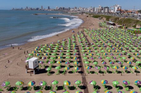 Vacaciones en “nueva normalidad”: una plataforma permite reservar carpas y sombrillas en playas, respetando la distancia social