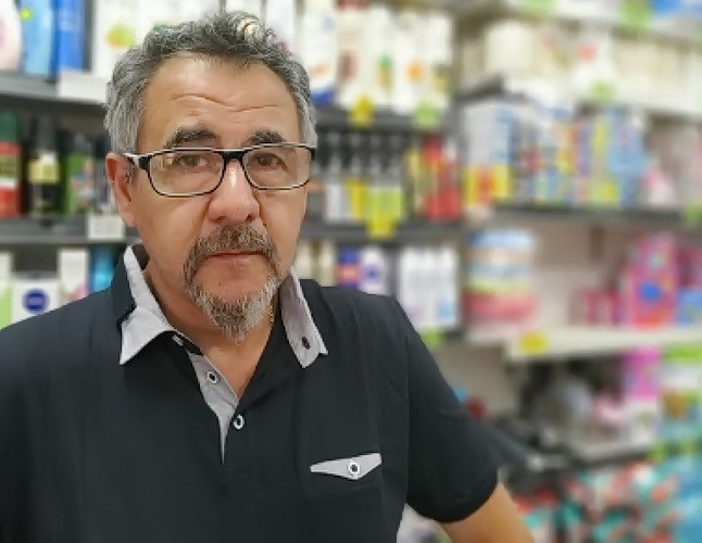 «En la provincia hay un consumo hormiga y las segundas marcas han desplazado a las primeras. A partir del 20 de cada mes la gente paga con tarjeta y algunos almacenes tenemos la vieja libreta para anotar las deudas de los clientes»,  Fernando Savore, Federación de Almaceneros de la provincia de Buenos Aires.