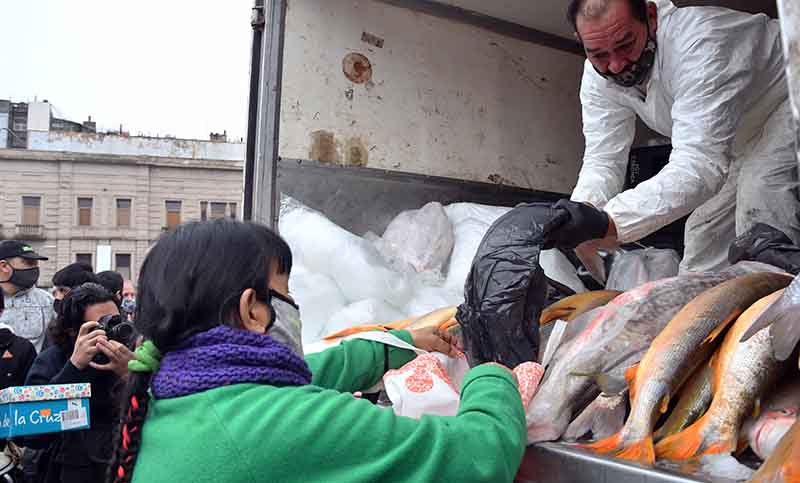 Pescadazo frente al Congreso. Trabajadores de la Economía Popular venden pescado a precios accesibles