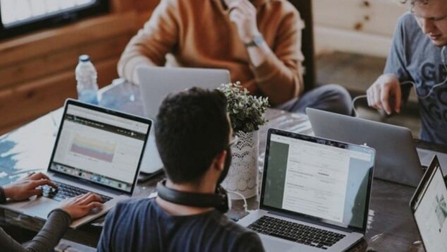 Coca Cola y Polo IT firman convenio para capacitar a jóvenes en empleos tecnológicos