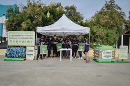 Recicladores concientizan a los turistas sobre cómo mantener las playas limpias