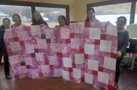 Economía Circular y solidaria en Ushuaia. Empŕendedoras hacen mantas con textiles en desuso