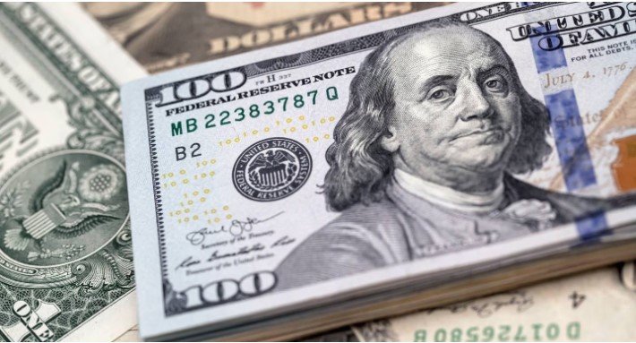 Tras las PASO, el dólar oficial salta 22% y llega a $365