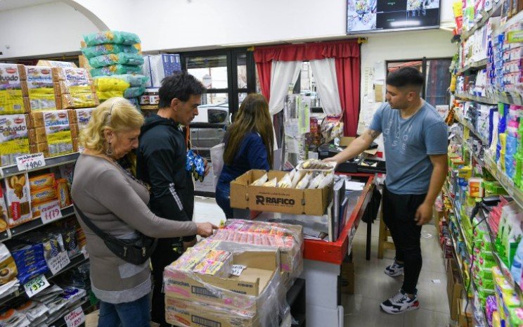 Las ventas minoristas pyme retrocedieron 4,1% anual en agosto. El rubro que más cayó es el de alimentos (6,1%)