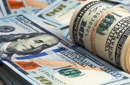 El dólar blue llegó 945 pesos y siguen las remarcaciones de precios