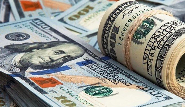 El dólar blue llegó 945 pesos y siguen las remarcaciones de precios