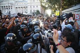 Con incidentes y represión fuera del Congreso, Diputados votaron en general la Ley Omnibus y esta semana se debate en particular