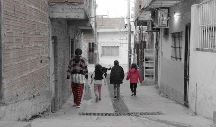 30% de chicos que van a colegios privados están en situación de pobreza, según informe de la UCA