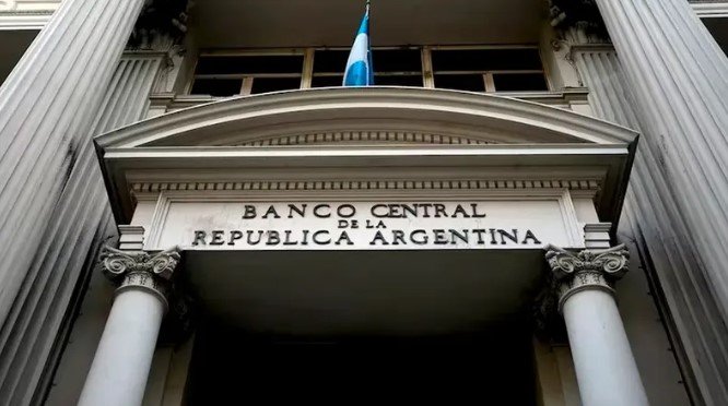 Licuadora de Ahorros: El Banco Central bajó nuevamente la tasa de interés de referencia y la colocó en el 50%