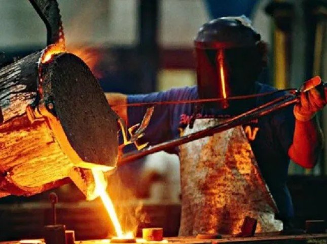 Derrumbe de la actividad económica en abril: la industria cayó un 16,6% y la construcción, un 37%