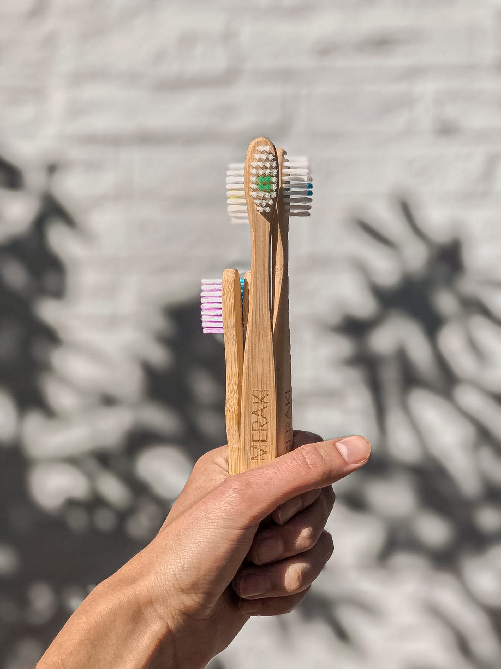 Julio sin Plásticos: Una marca de productos de higiene sustentables invita a canjear cepillos de dientes de plástico por otros de bambú.