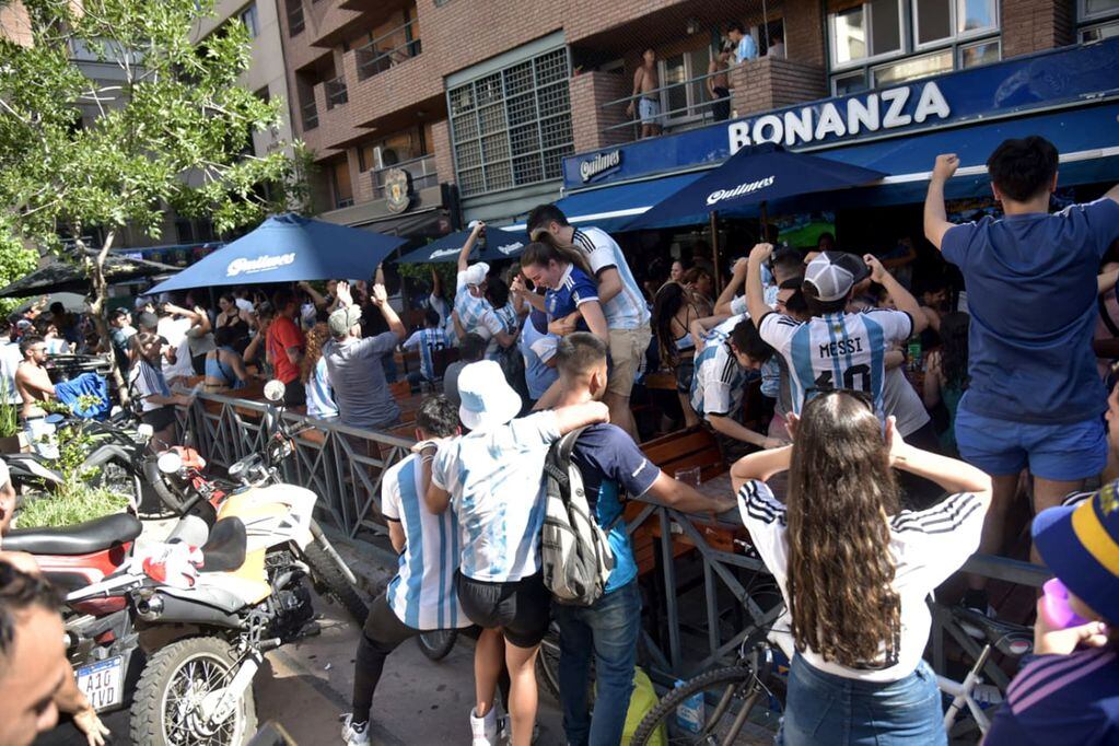 Día del Amigo: Con bolsillos flacos, la mayoría celebrará festejando en casa en lugar de ir a comer afuera