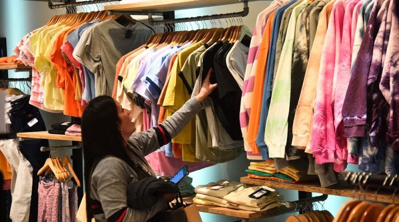 Las ventas en comercios Pyme siguieron cayendo más de 15% en julio