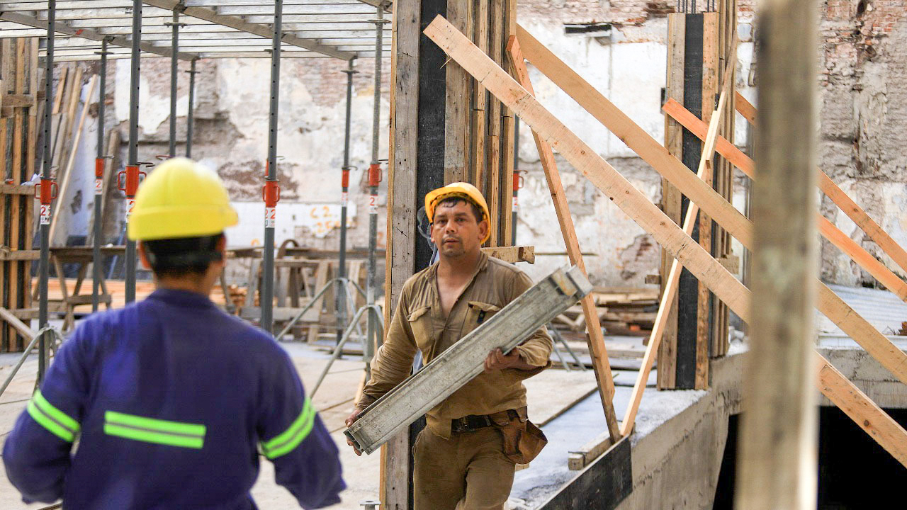 Mercado laboral: Cayó el empleo en blanco y creció el cuentapropismo y el empleo informal en 2024