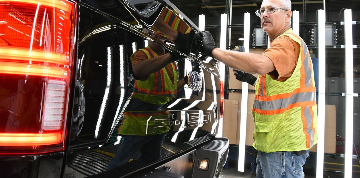 La industria cayó 6,2% en 2024