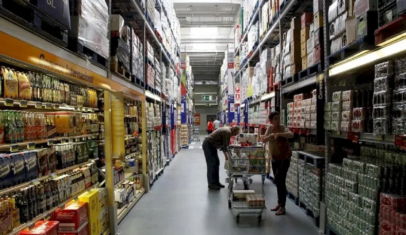 Las ventas en supermercados cayeron 7,6% en el primer año de la gestión Milei