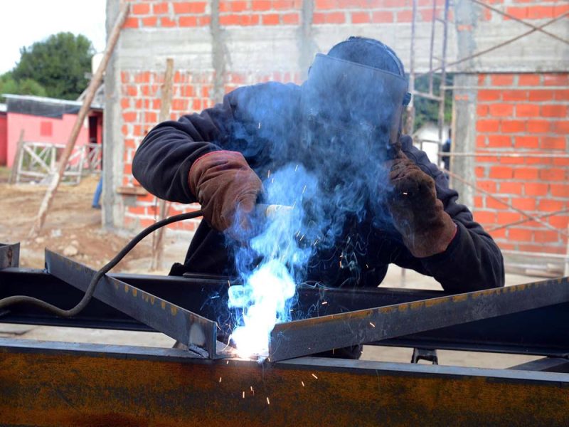 Informe de CADIEEL: solo el 4% de las empresas ha contratado nuevos empleados y el 38% tuvo caídas en la producción el último año