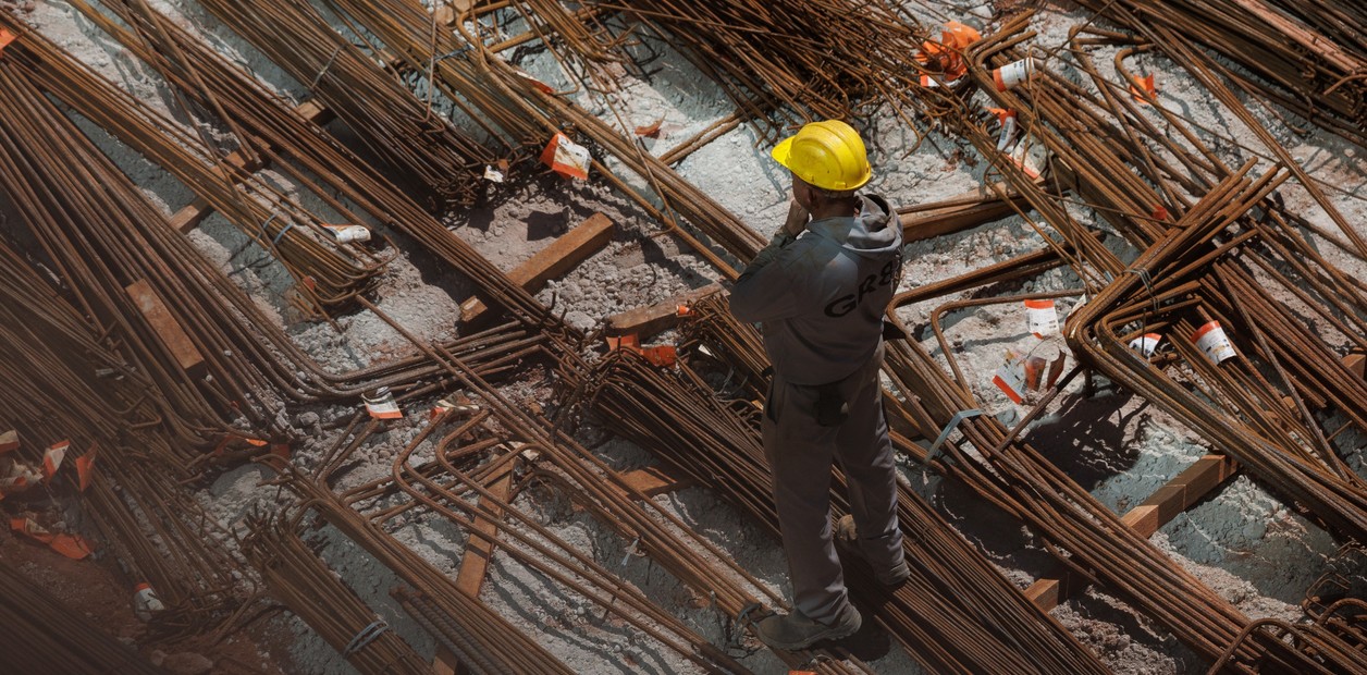 Según INDEC, la producción industrial cayó 2,3% respecto de junio, mientras que la construcción retrocedió 1,8%