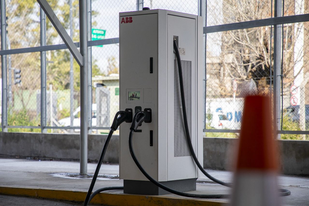 Habilitarán puestos de cargas para autos eléctricos en la Ciudad: cómo funcionará el Programa Electromovilidad Porteña