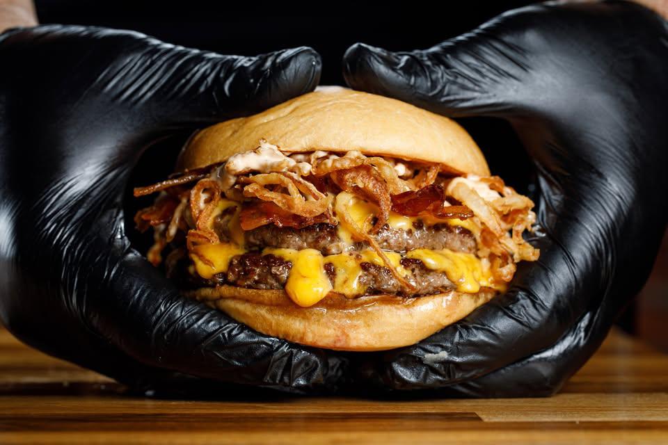 En el Día de la Hamburguesa, una cadena local de hamburgueserías venderá 100 mil unidades a $ 2.500 cada una, el 21 de septiembre