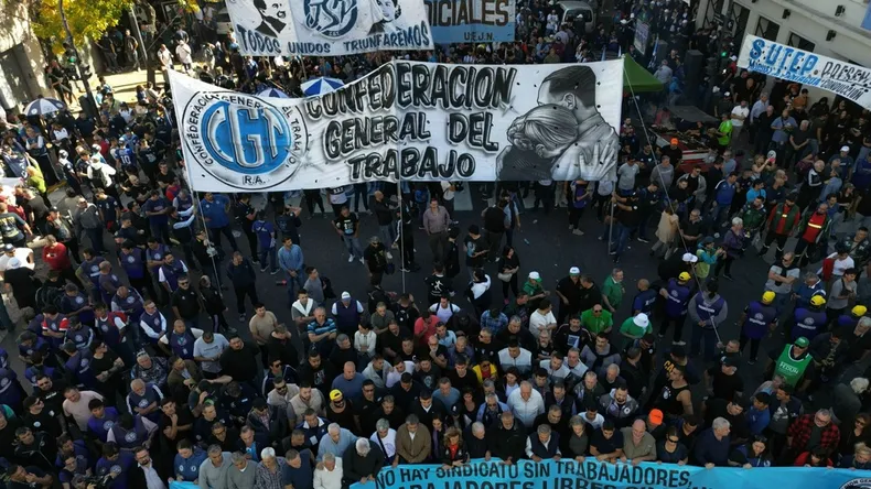 La CGT marcha a Plaza de Mayo contra la reforma laboral