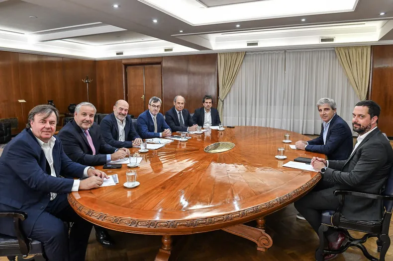 Luis Caputo se reunió con la UIA para discutir la reforma laboral y el futuro de la industria