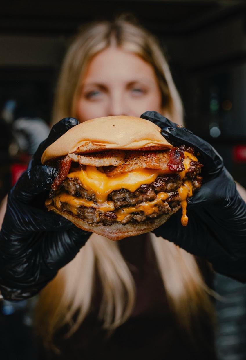 Presentan una hamburguesa gigante con el nombre HDP