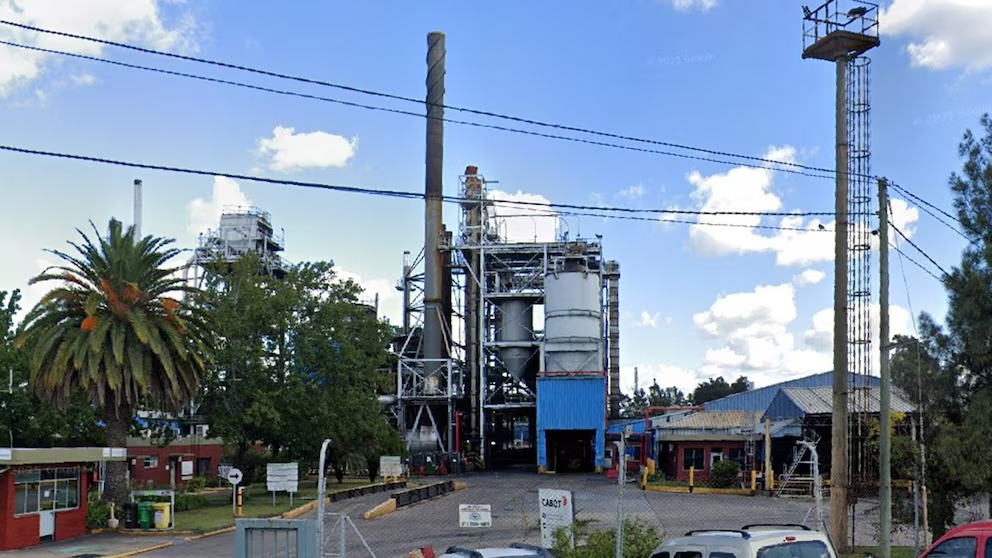 Cerró una histórica fábrica de insumos para neumáticos en Campana, despidió 150 empleados y deja a la industria local dependiente de la importación
